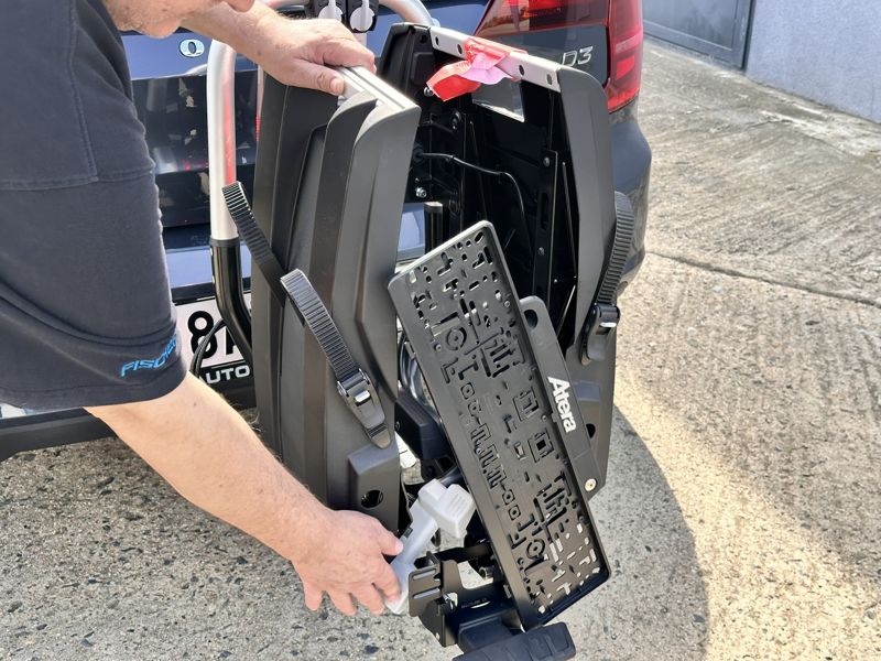 Ve světě outdoorových nadšenců, cyklistů a dobrodruhů je hledání perfektního řešení pro přepravu vybavení vždy klíčovou záležitostí. Ať už jde o jízdu na kole po náročném terénu, výlety do přírody nebo jednoduchou přepravu objemného vybavení, mít spolehlivý a efektivní nosič je nezbytné. A právě tady přichází nosič na tažné zařízení Atera Genio Advanced, revoluční nosič v oblasti přepravy kol.